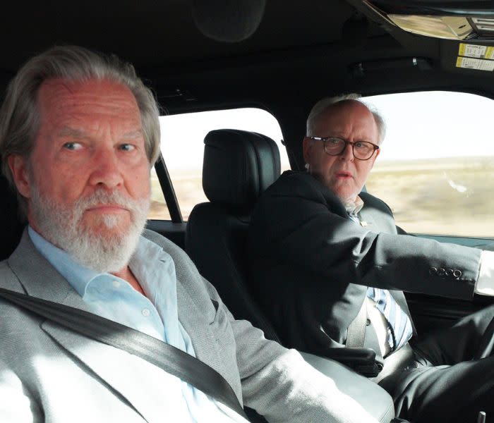 Fotograma de 'The Old Man' con Jeff Bridges y John Lithgow