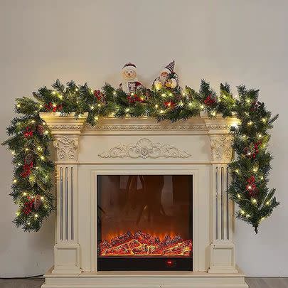 This beautiful pre-lit garland