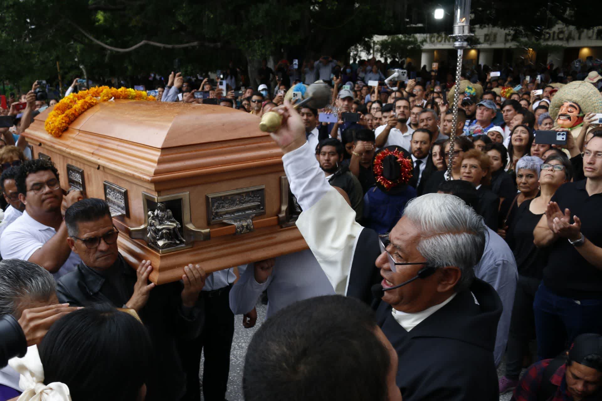 CHILPANCINGO, GUERRERO, 07OCTUBRE2024.- Miles de personas se despidieron durante el cortejo fúnebre del alcalde de Chilpancingo, Alejandro Arcos Catalán, quien fue asesinado la tarde del día domingo en la capital del estado de Guerrero. FOTO: DASSAEV TÉLLEZ /CUARTOSCURO.COM