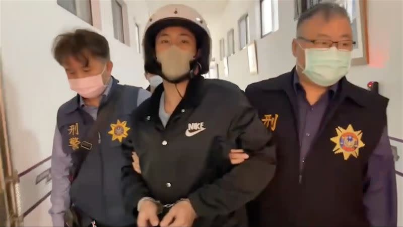 邱男供稱不滿瘋琴猥褻少女才開槍洩憤，訊後被依槍砲等罪送辦。（圖／翻攝畫面）