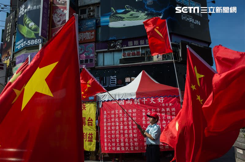 愛國同心會常在鬧區揮五星旗宣傳兩岸統一。（圖／資料照）