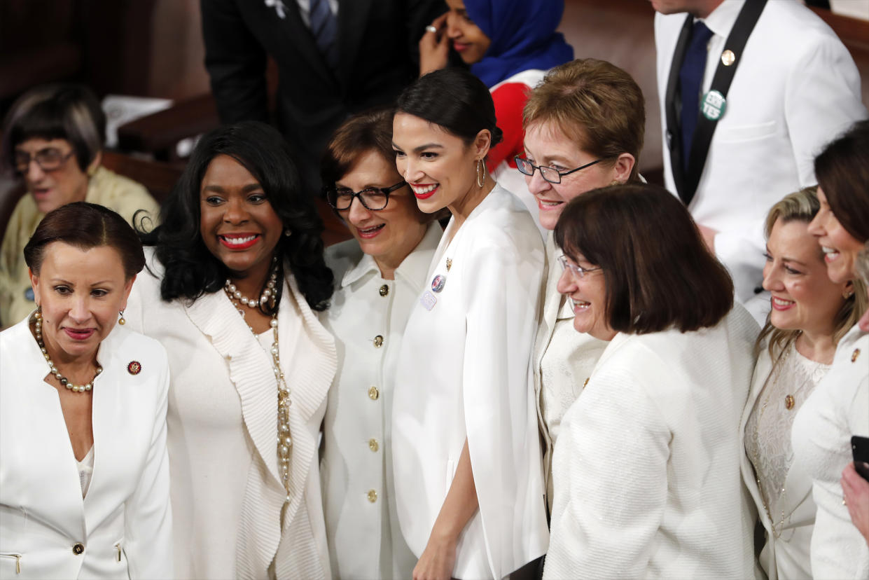 Demokratische Frauen haben zur Rede zur Lage der Nation im US-Kongress in Washington Weiß getragen. (Bild: AP Photo/J. Scott Applewhite)