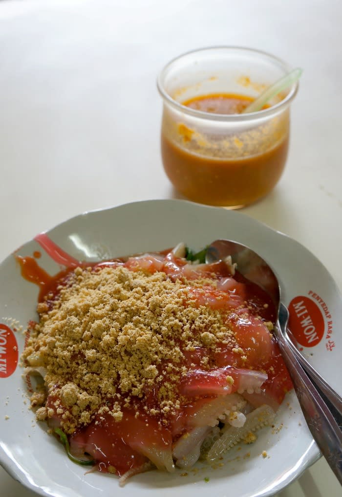 Glodok's rujak Shanghai: Although the appearance is less than appealing, rujak Shanghai is actually quite delicious.