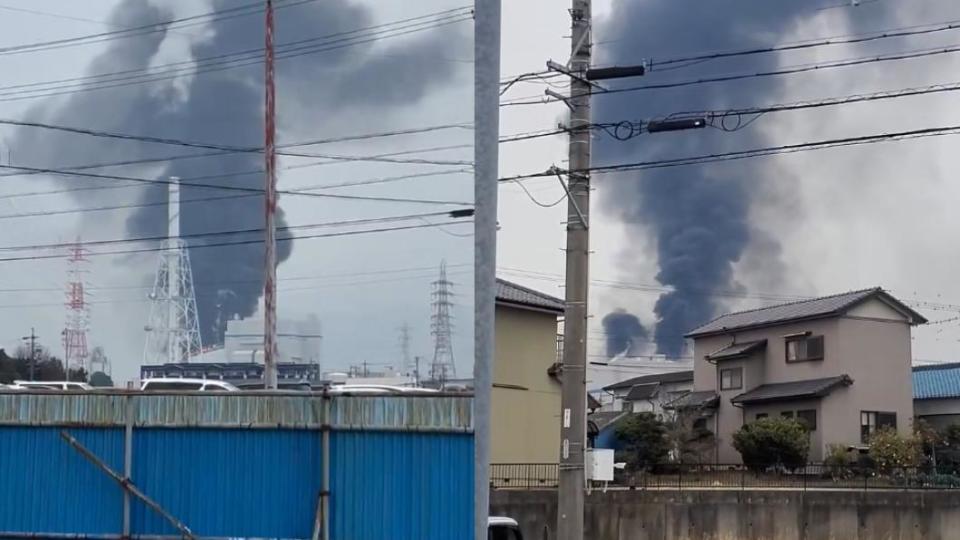 有目擊者從遠方拍下火力發電廠黑煙狂冒的景象。（圖／翻攝自@NewsDigestWeb、@psan512推特）