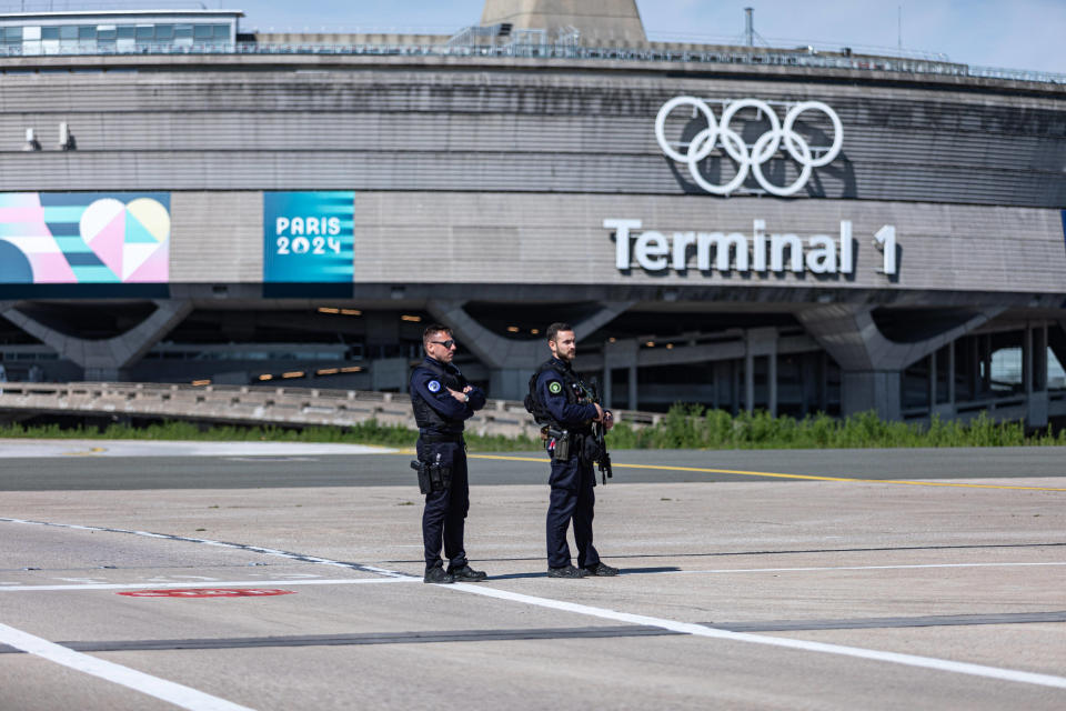 Un homme de 26 ans a été arrêté à Roissy soupçonné d’action violente. Photo d’illustration de policiers positionnés sur la tarmac du Terminal 1 de l'aéroport Paris-CDG, à Roissy, le 23 avril 2024.