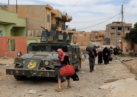 Displaced Iraqis flee during clashes between Iraqi forces and Islamic State militants in western Mosul, Iraq, May 16, 2017. REUTERS/Danish Siddiqui