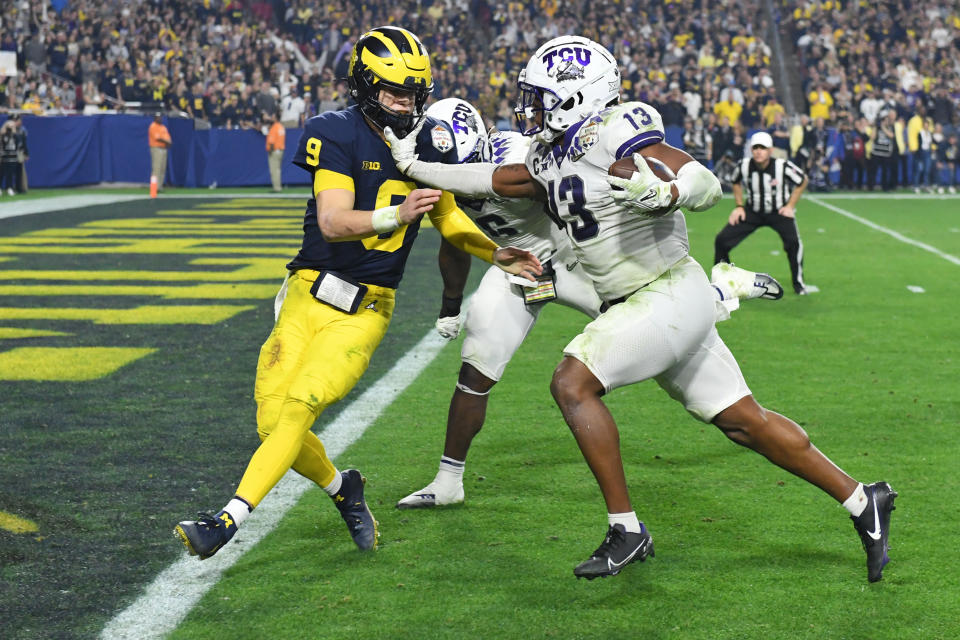 Dez.  31 Dee Winters, do TCU, retorna para uma interceptação durante a vitória dos Horned Frogs sobre o Michigan Wolverines nas semifinais do College Football Playoff.  (Norm Hall/Imagens Getty)