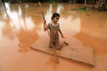 A girl uses a mattress as a raft during the flood after the Xepian-Xe Nam Noy hydropower dam collapsed in Attapeu province, Laos July 26, 2018. REUTERS/Soe Zeya Tun