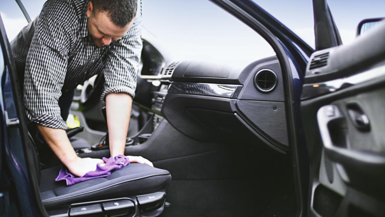 Una aspiradora inalámbrica puede ser tu mejor ayuda para tener siempre el carro perfecto. Foto: Getty Images. 