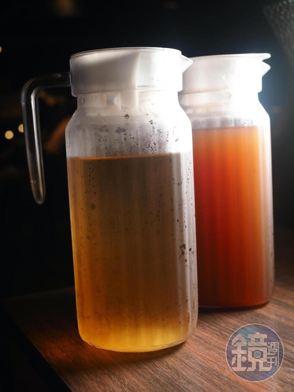 壺裝飲料有「花椒白桃烏龍綠茶（無糖）」（左）和「特調烏梅汁」可選，也是喝到飽。