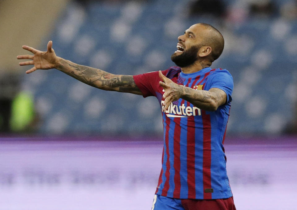 Dani Alves se lamenta durante un momento del Clásico de la Supercopa entre Barcelona y Real Madrid. (Foto: Albert Gea / Reuters).