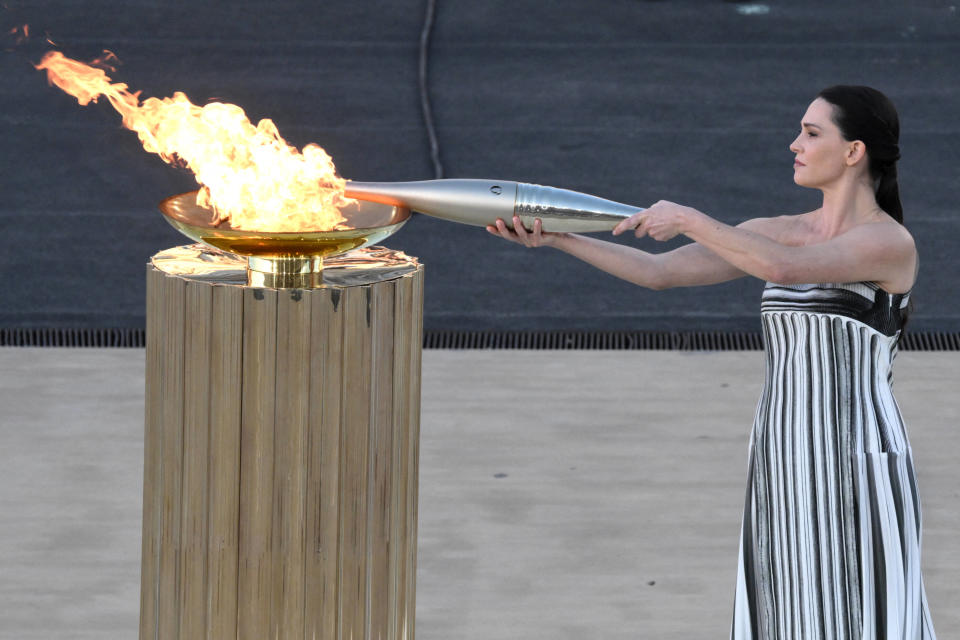 L’actrice Mary Mina a allumé la flamme olympique le 26 avril à la veille de son départ vers Marseille. 