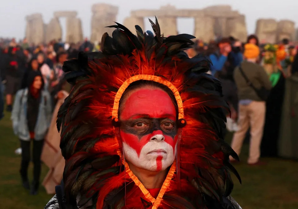 <p>Personas vestidas como druidas y paganos amanecieron el 21 de junio en Stonehenge para celebrar el día más largo del hemisferio norte y el comienzo oficial del verano 2023 (REUTERS/Toby Melville)</p> 