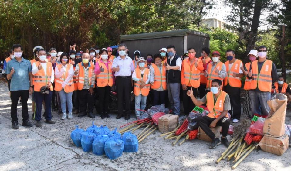 澎湖環保騎士隊成軍二年多來，有效維護馬公市市容整潔，縣長賴峰偉（前排左六）特別攜飲料前往慰勞。（記者鄭伯勝攝）