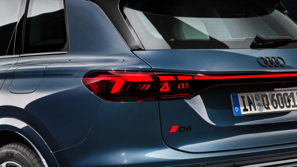 新一代OLED尾燈可在Q6 e-tron車尾顯示警告圖樣，讓後方駕駛更清楚明白前車動態。(圖片來源/ Audi)