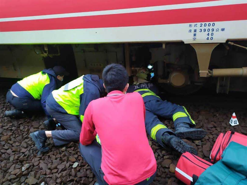 救難人員將卡在列車下的婦人救出後緊急送醫救治。（圖／ 宜蘭縣政府消防局提供）