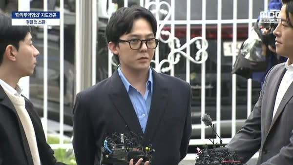 GD於11月6日在律師的陪同下，主動到仁川警廳毒品犯罪搜查科接受調查。翻攝MBC NEWS YT