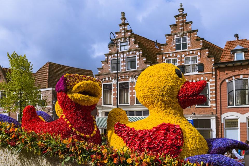 A statue made of tulips in the Haarlem flowers parade (Gett/iStock)