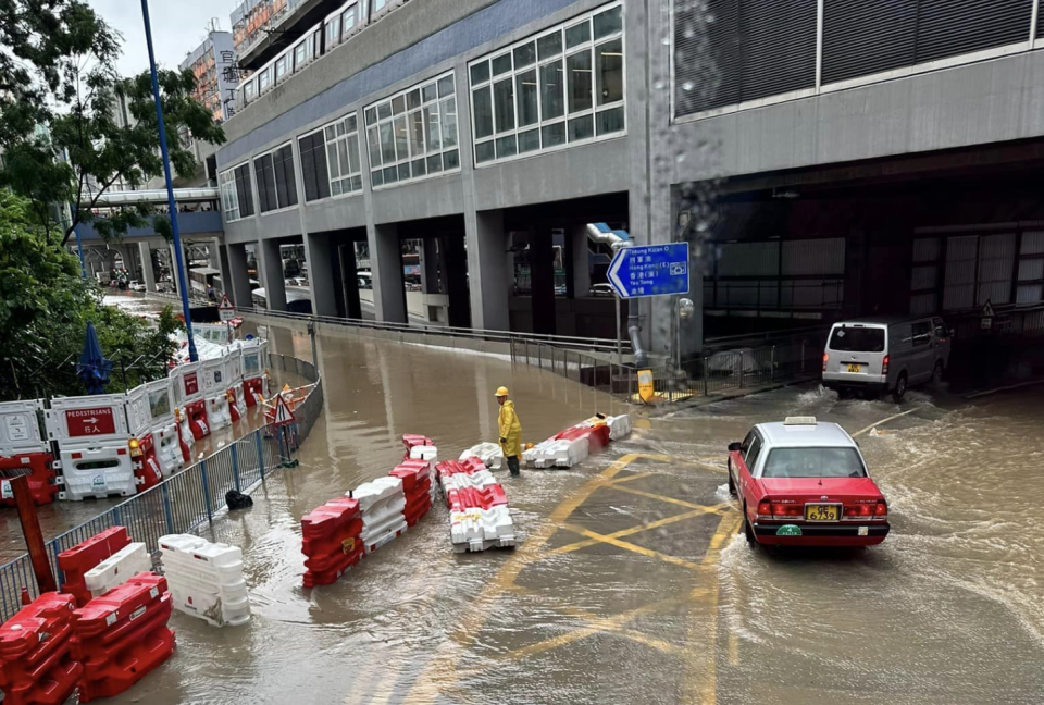 觀塘港鐵站下的迴旋處位置水浸，車輛無法用地面路段前往藍田方向（圖：香港突發事故報料區及討論區 FB）