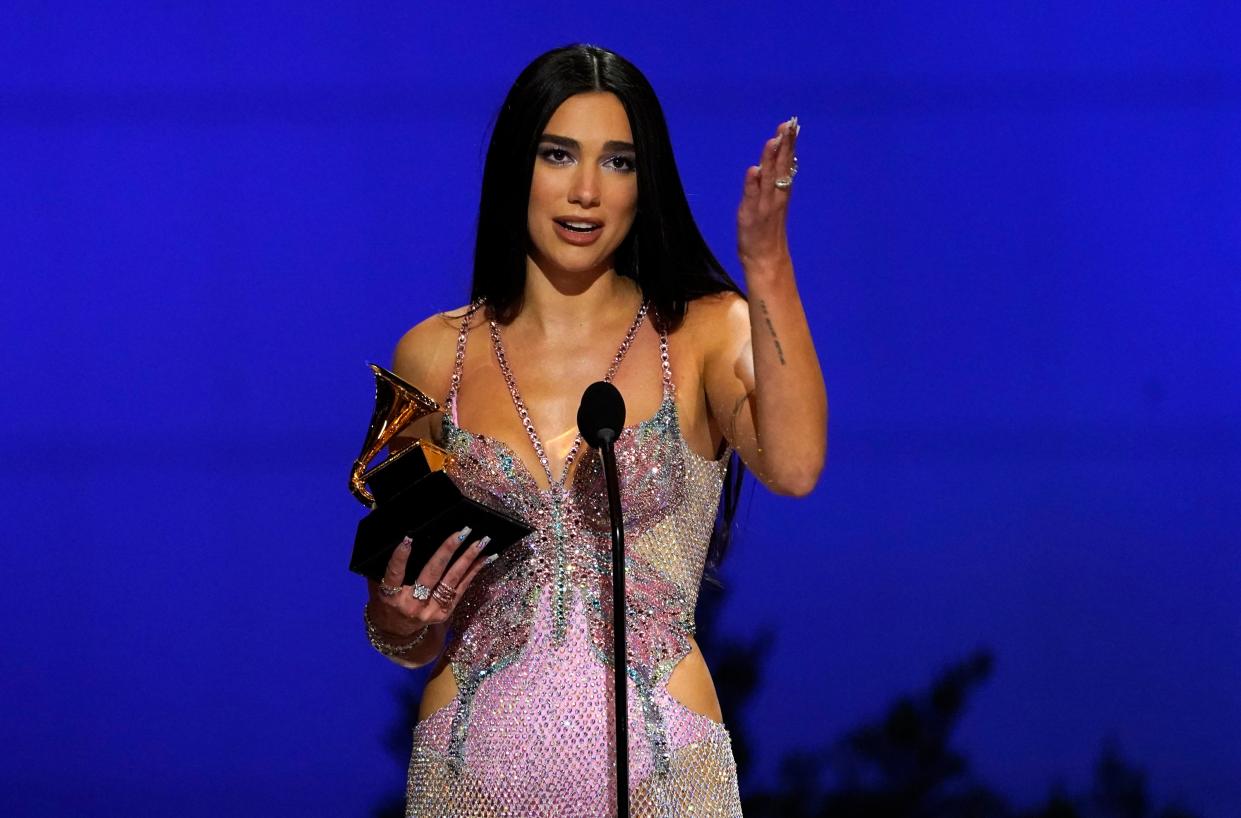 <p>Dua Lipa acepta su premio Grammy por Mejor Álbum Pop.</p> (AP)