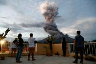 <p>FRM43. DARAGA (FILIPINAS), 23/01/2018.- El volcán Mayon entra de nuevo en erupción expulsando gases y ceniza a 5.000 metros de altura, en la ciudad de Daraga, en el este de Filipinas, hoy 23 de enero de 2018. El número de evacuados por el volcán supera los 37.000 ante la amenaza de explosiones más potentes. EFE/ Francis R. Malasig </p>