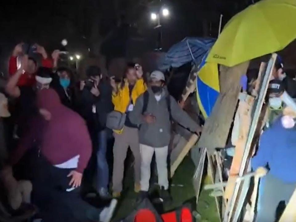 美國UCLA挺巴勒斯坦活動爆發衝突。抗議人士和反示威人士手持棍棒，上演全武行。