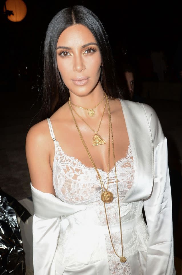 Kim Kardashian West vêtue d'une tenue Givenchy et de bijoux Kanye West x Jacob the Jeweler