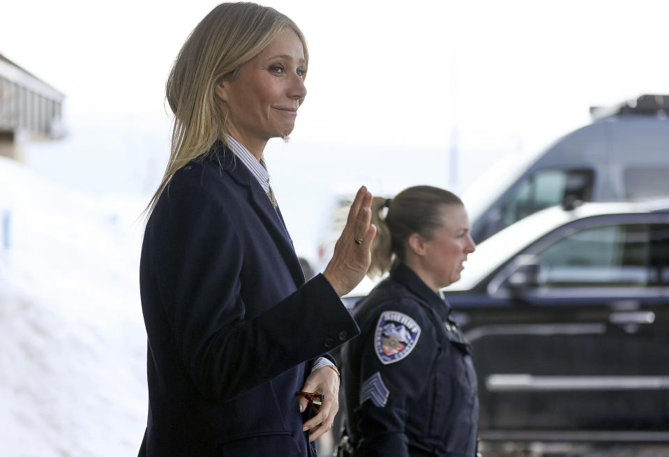 Gwyneth Paltrow sale de la corte tras ser declarada no culpable de un accidente de esquí el jueves 30 de marzo de 2023 en Park City, Utah. Paltrow ganó su batalla en la corte por un accidente de esquí de 2016 en un elegante centro turístico de Utah. (Kristin Murphy/The Deseret News via AP)