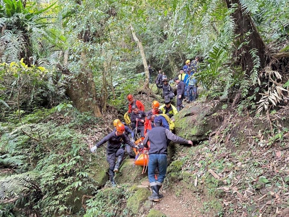 《圖說》搬運傷者下山情形。〈特搜大隊提供〉