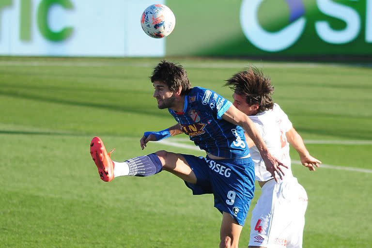 Lucas Albertengo, uno de los mejores de la cancha, le gana a Mac Allister / Arsenal vs Argentinos. 29/07/21