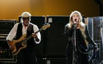 In jüngerer Vergangenheit sorgte der Rauswurf von Lindsey Buckingham für Unmut, doch an einzelnen Personalien kann eine Band wie Fleetwood Mac nicht zerbrechen. Immer wieder kommen Stevie Nicks (rechts) und ihre Kollegen für teils riesige Touren zusammen. Im November 2019 erst endete die "An Evening with Fleetwood Mac"-Konzertreihe mit 88 Shows weltweit. (Bild: 2009 Getty Images/Gaye Gerard)