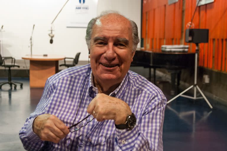 Anselmo Marini en un estudio de radio, que era como estar en su casa