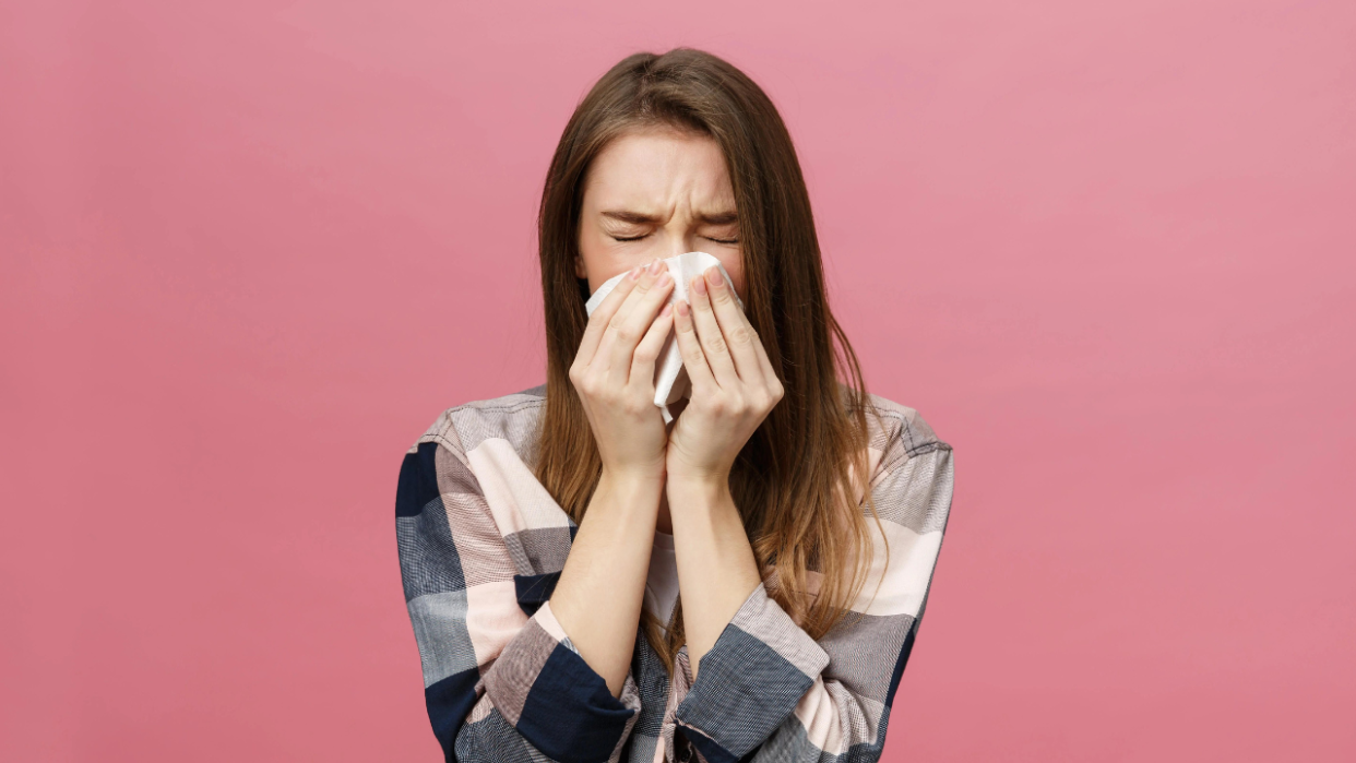  woman sneezing allergies 