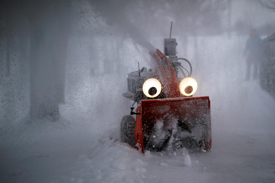 Chomper, un quitanieves semiautónomo guiado por GPS diseñado por el ingeniero del Instituto Tecnológico de Massachusetts Dane Kouttron, despeja la nieve tras una tormenta en Cambridge, Massachusetts (Estados Unidos), el 28 de febrero. (Foto: Brian Snyder / Reuters).