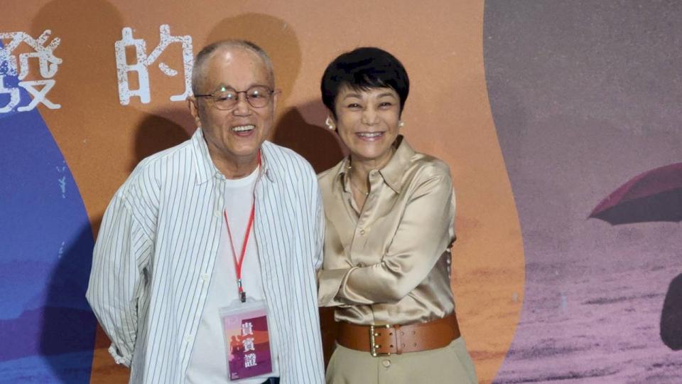國家影視聽中心7日晚間舉辦「台灣新電影四十週年回顧」主題影展開幕，當年推手張艾嘉(右)與陳坤厚導演(左)再度同台，回憶當年拍攝《最想念的季節》趣事。(江昭倫 攝)
