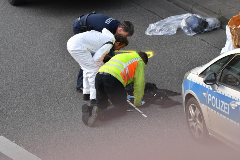 19 August 2020, Berlin: Investigators are working on the Berlin city motorway A100 near the Alboinstrasse exit. The State Security is investigating a man who caused the city highway to be closed for hours and was carrying an alleged ammunition box. According to initial findings, the driver had previously caused several accidents and then announced that the box contained a "dangerous object", a police spokeswoman said during the night. Photo: Paul Zinken/dpa-Zentralbild/dpa (Photo by Paul Zinken/picture alliance via Getty Images)