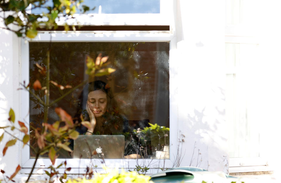  A woman working from her computer at home is seen as the spread of the coronavirus disease (COVID-19) continues, Oxford, Britain, March 31, 2020. REUTERS/Eddie Keogh