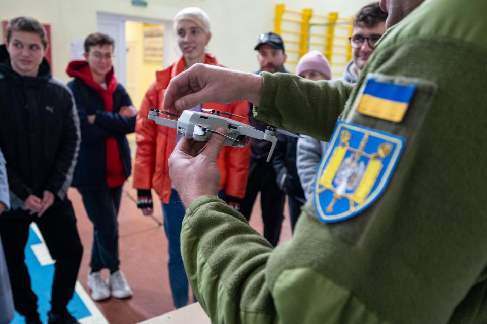 Eine Gruppe von Zivilisten hört einem Ausbilder während einer Drohnenpilotenschulung in Lviv, Ukraine, zu. - Copyright: Stanislav Ivanov/Global Images Ukraine via Getty Images