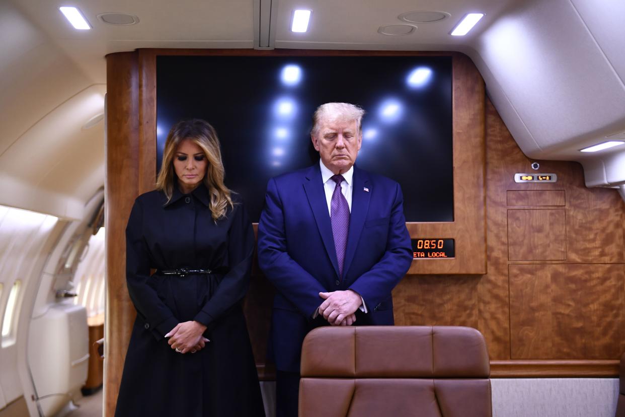 El presidente Donald Trump y la primera dama Melania Trump guardan un momento de silencio a bordo del avión Air Force One el viernes 11 de septiembre de 2020 en ruta al aeropuerto de Johnstown, Pensilvania, desde donde se trasladó a un campo en Shanksville, Pensilvania, la zona rural donde el avión secuestrado Vuelo 93 se estrelló y todos los que estaban a bordo murieron. (Photo by BRENDAN SMIALOWSKI/AFP via Getty Images)