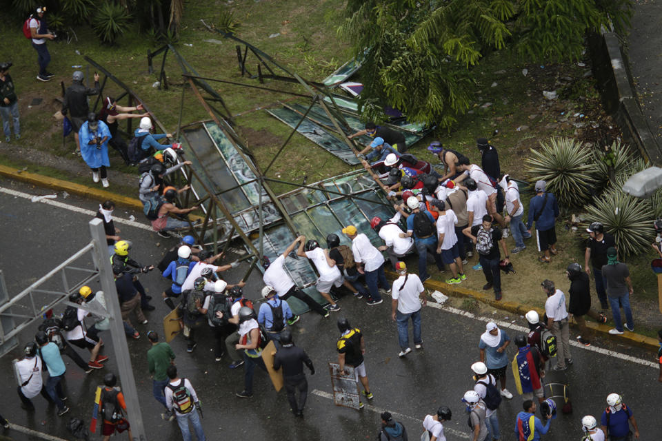 <p>Opposition supporters set up a barricade as clashes break out with security forces while the Constituent Assembly election is being carried out in Caracas, Venezuela, July 30, 2017. (Ueslei Marcelino/Reuters) </p>