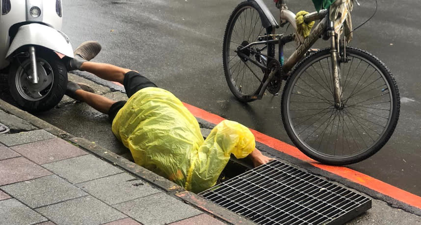 有網友透露，11月時曾看到一位路人阿伯趴在路邊，上半身幾乎都探進了排水溝。（圖片來源：臉書社團 爆廢公社）