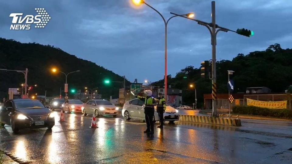 在市區有不少紅綠燈，加上行人、機車非常多，將會讓駕車過程受到阻礙。 (圖片來源/ TVBS)