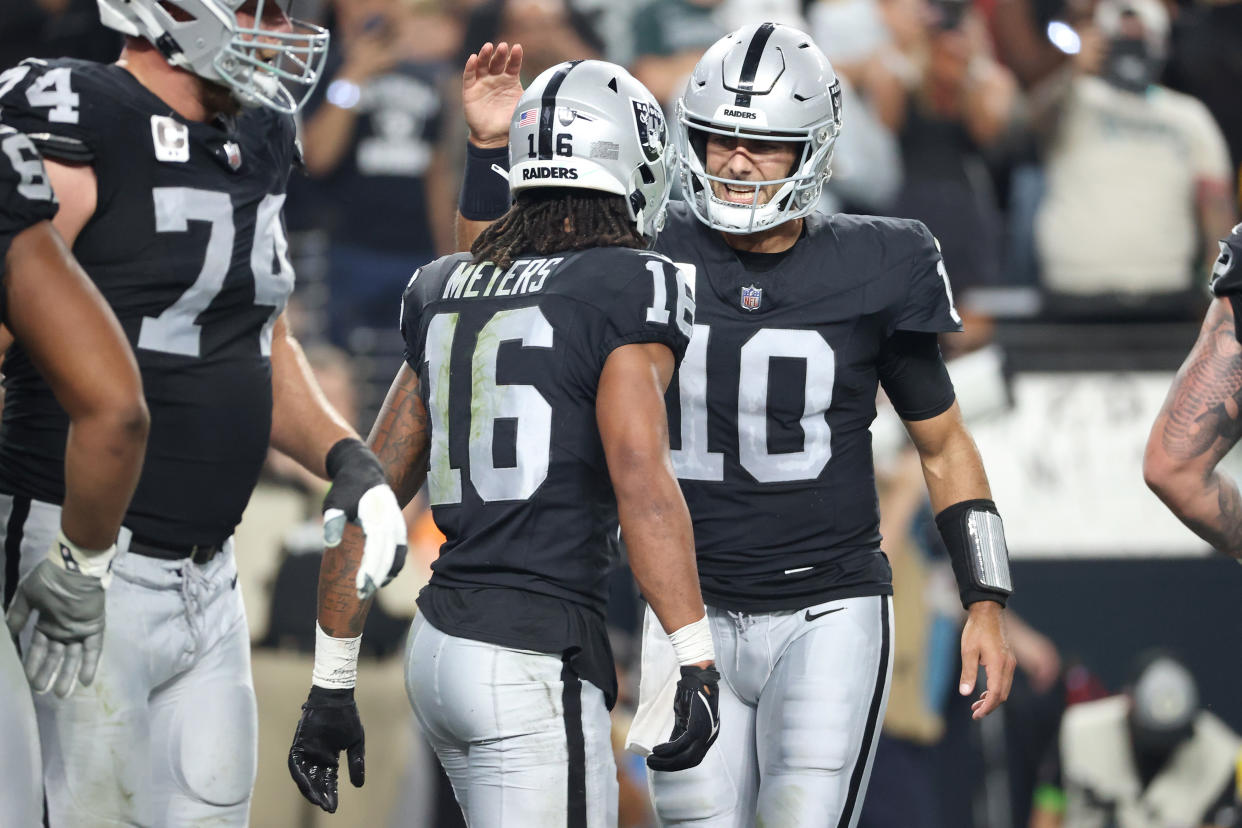 Jimmy Garoppolo and the Raiders took a 10-3 lead over the Packers at halftime on Monday night.