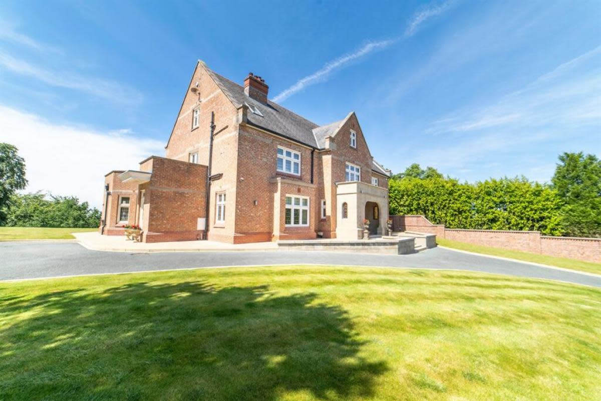 Warrington's most expensive home for sale is £2.5million dream house <i>(Image: Gascoine Holman/Rightmove)</i>