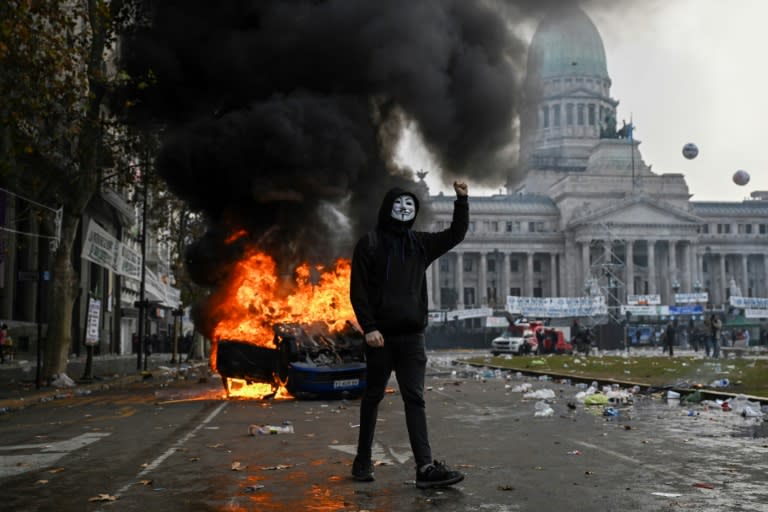 In Argentinien sind bei Zusammenstößen zwischen der Polizei und regierungskritischen Demonstranten dutzende Menschen verletzt worden. Vor dem Kongress in Buenos Aires setzte die Polizei Tränengas und Wasserwerfer ein. (Luis ROBAYO)