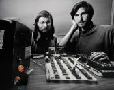 <p>Steve Jobs, director ejecutivo de Apple, recuerda los inicios de Apple mientras muestra una fotografía suya junto a Steve Wozniak, durante el lanzamiento del "iPad" de Apple en San Francisco, California, el 27 de enero de 2010. (REUTERS/ Kimberly White)</p> 