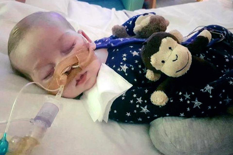 <p>Das todkranke Baby Charlie Gard liegt in seinem Krankenhausbett. Ein Gericht in Großbritannien wertete neues Material aus, um zu entscheiden, ob der kleine Charlie mit einer experimentellen Therapie behandelt werden darf. (Bild: dpa) </p>