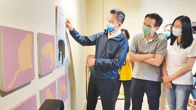 民進黨桃園市長參選人林智堅10日參訪「2022土地公遊台灣繪本特展」。（賴佑維攝）