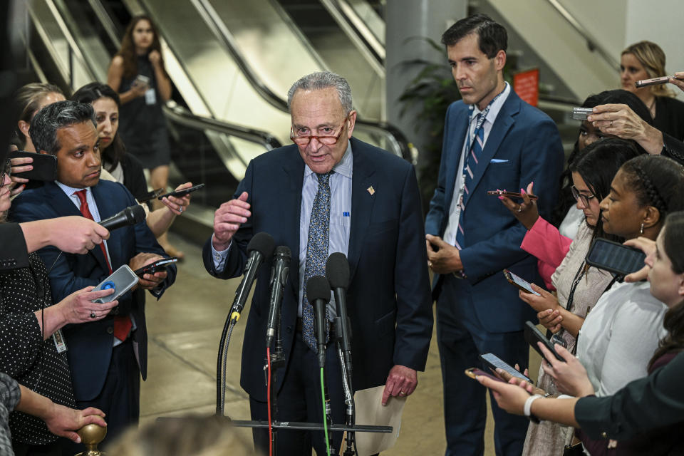 Chuck Schumer, senador demócrata por Nueva York, habla con la prensa después de una sesión informativa clasificada sobre las amenazas de la inteligencia artificial en el Capitolio, Washington D. C., el 11 de julio de 2023. (Kenny Holston/The New York Times)