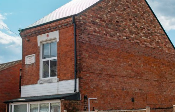 The house in Leicester has just one upstairs window. (SWNS)